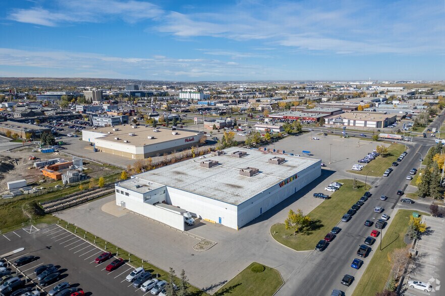 2929 32nd Ave NE, Calgary, AB à louer - Aérien - Image 2 de 2