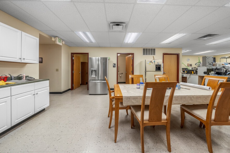 2336 E Platte Ave, Colorado Springs, CO for sale - Interior Photo - Image 2 of 48