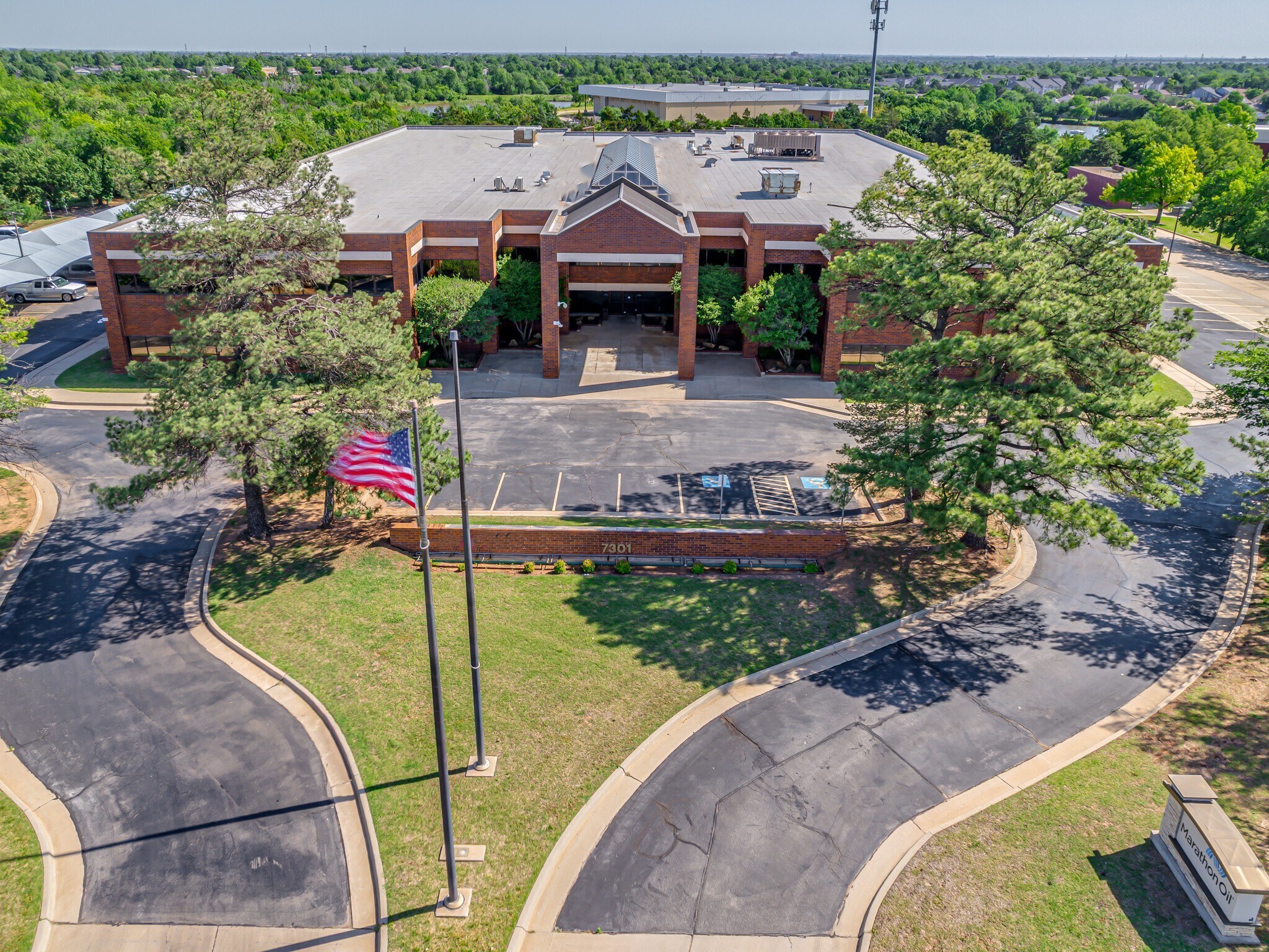 7301 NW Expressway, Oklahoma City, OK à vendre Photo principale- Image 1 de 17