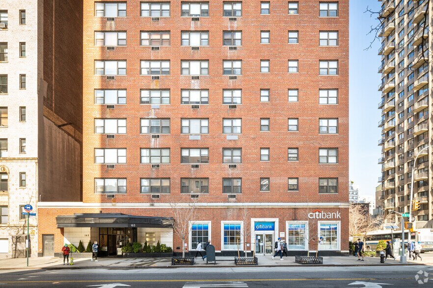 165 E 72nd St, New York, NY à louer - Photo du bâtiment - Image 3 de 9