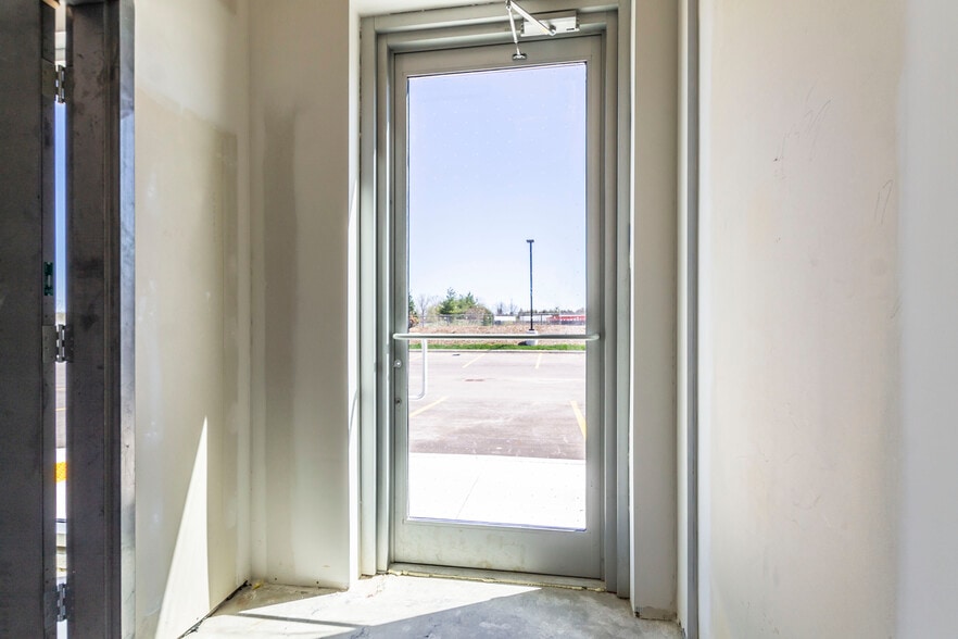 585 Hanlon Creek Blvd, Guelph, ON for lease - Building Photo - Image 3 of 13