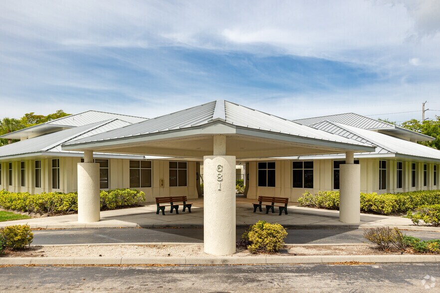 681 Goodlette Rd N, Naples, FL à louer - Photo du bâtiment - Image 3 de 15