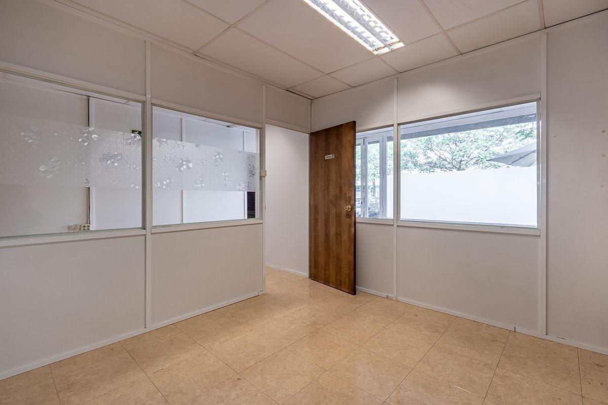 Retail in Granada for lease Interior Photo- Image 1 of 22