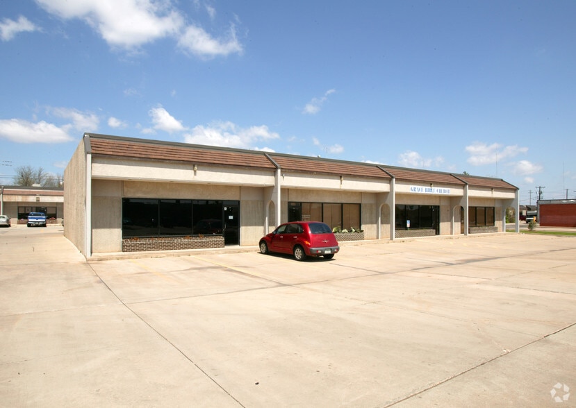 241 W Wilshire Blvd, Oklahoma City, OK for lease - Building Photo - Image 2 of 5