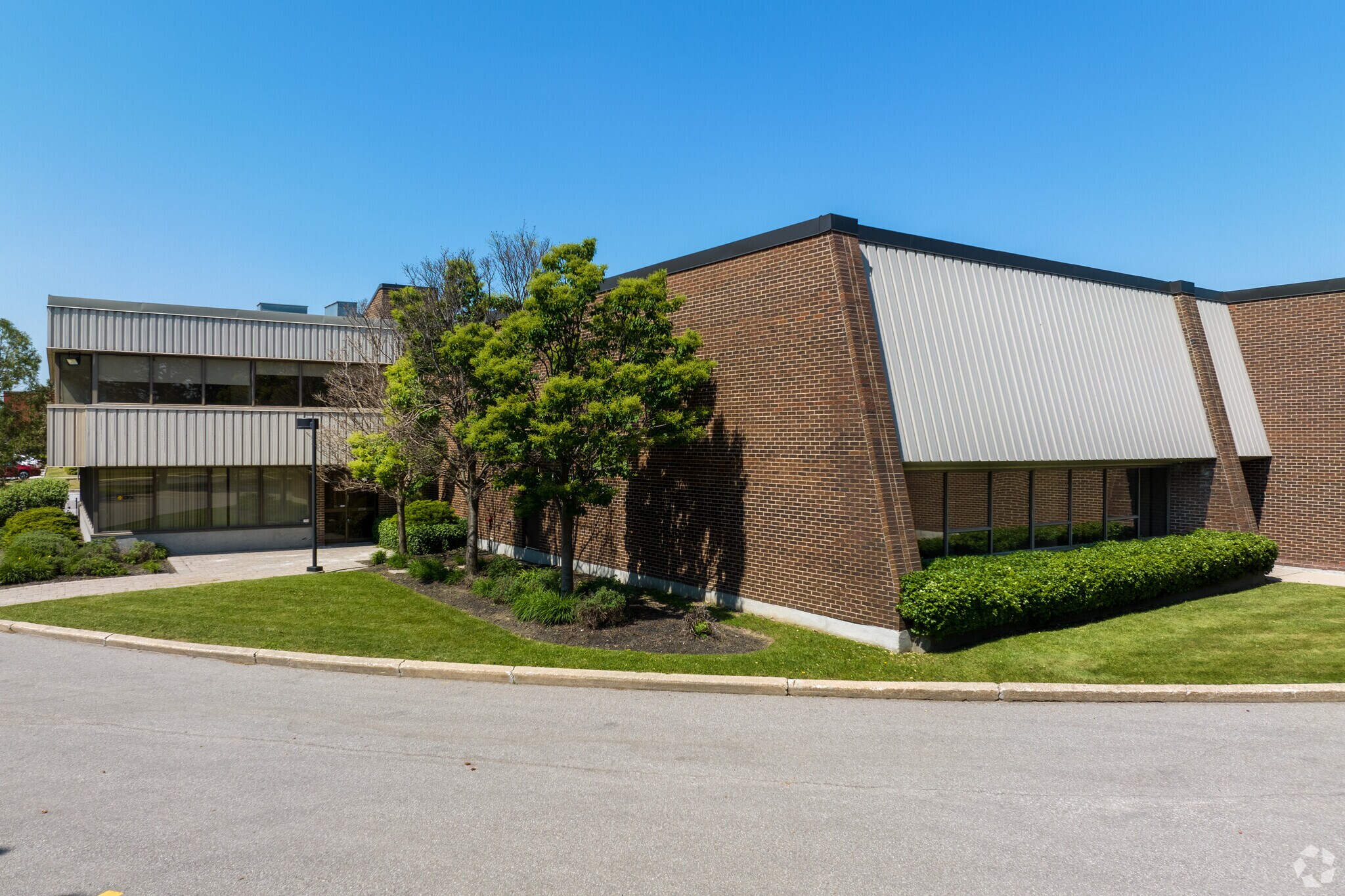 80-92 Carrier Dr, Toronto, ON à louer Photo du bâtiment- Image 1 de 4