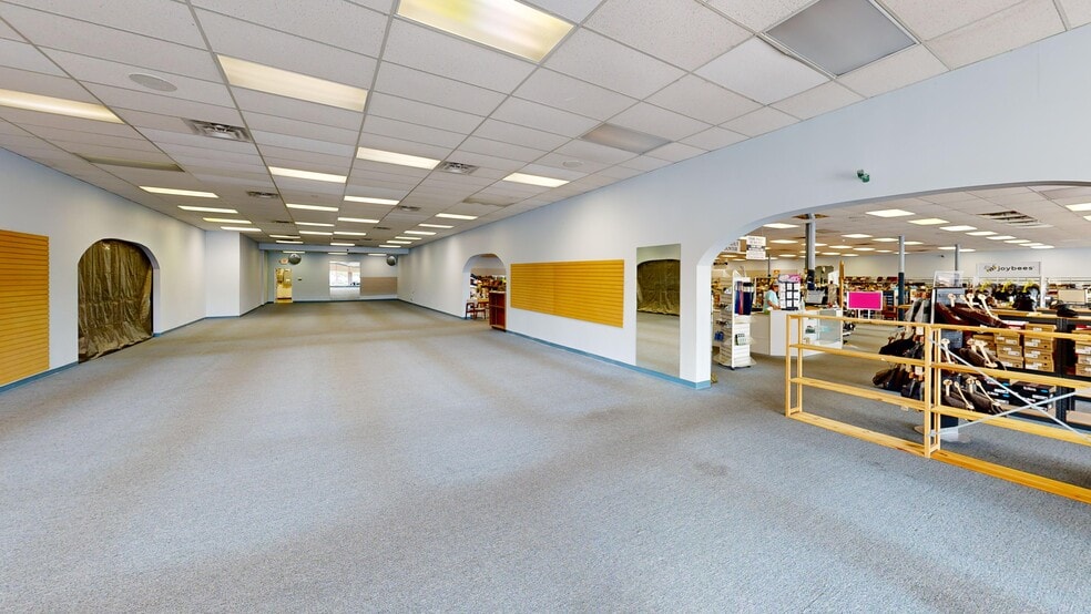 3905-3931 E State Blvd, Fort Wayne, IN for lease - Building Photo - Image 2 of 3