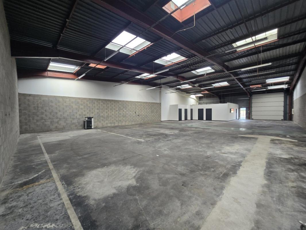 Industrial in Saint-Jean-de-Braye for lease Building Photo- Image 1 of 5
