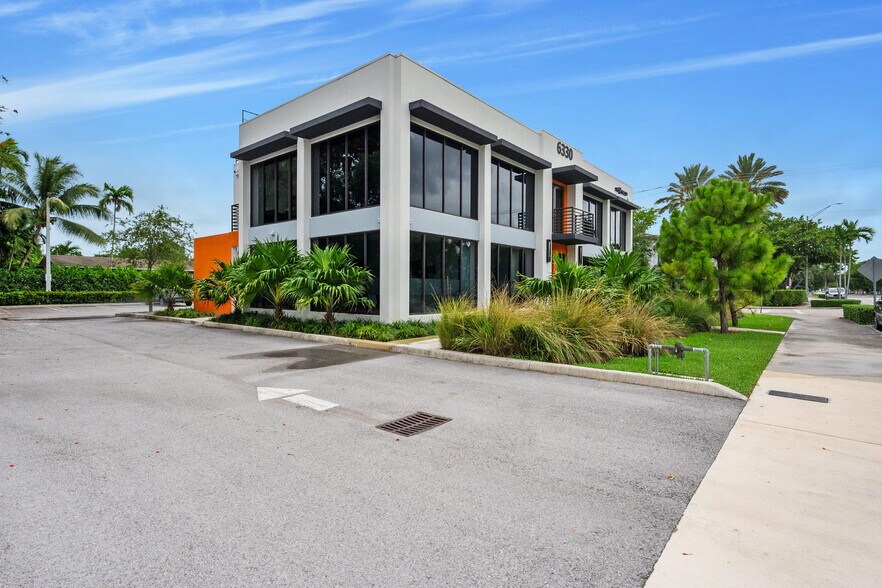 6330 Sunset Dr, South Miami, FL à louer - Photo du bâtiment - Image 2 de 40