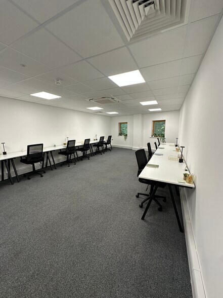 Derby Sq, Epsom à louer - Photo du bâtiment - Image 2 de 16