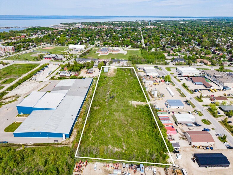 70 High St, Collingwood, ON à vendre - Photo du bâtiment - Image 3 de 8