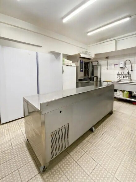 Retail in Paris for lease - Building Photo - Image 2 of 5