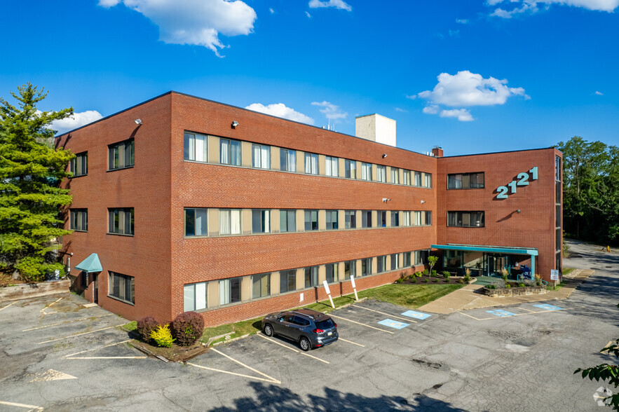 2121 Noblestown Rd, Pittsburgh, PA for lease - Building Photo - Image 1 of 13