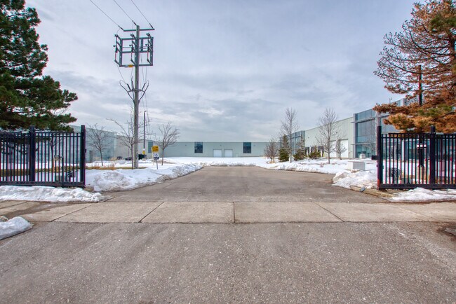 Plus de détails pour 80 Van Kirk Dr, Brampton, ON - Industriel à vendre