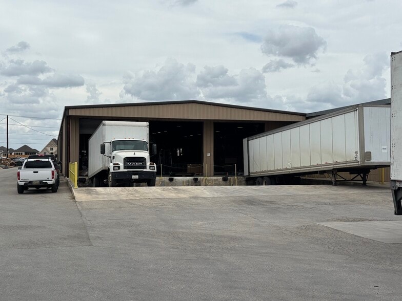 2251 Rudeloff Rd, Seguin, TX for sale - Building Photo - Image 3 of 4