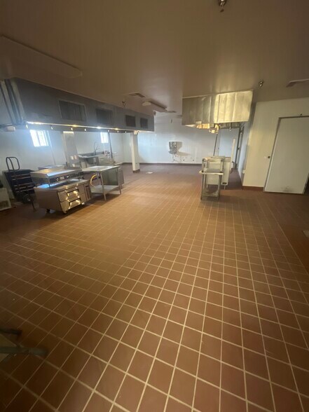 4647 White Ln, Bakersfield, CA à louer - Photo du bâtiment - Image 3 de 7