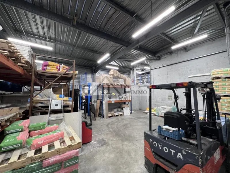 Industrial in Le Thillay for lease Interior Photo- Image 1 of 3