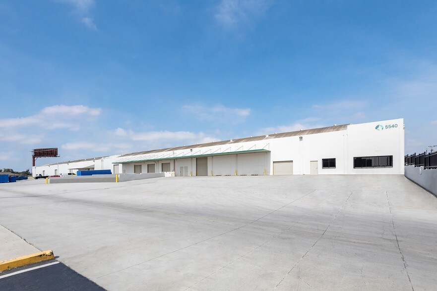 5540 W Century Blvd, Los Angeles, CA à louer - Photo du bâtiment - Image 3 de 10