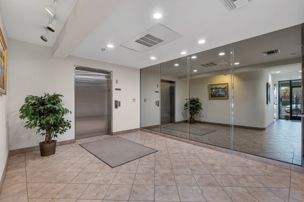 6445 Sepulveda Blvd, Van Nuys, CA for lease Lobby- Image 1 of 13