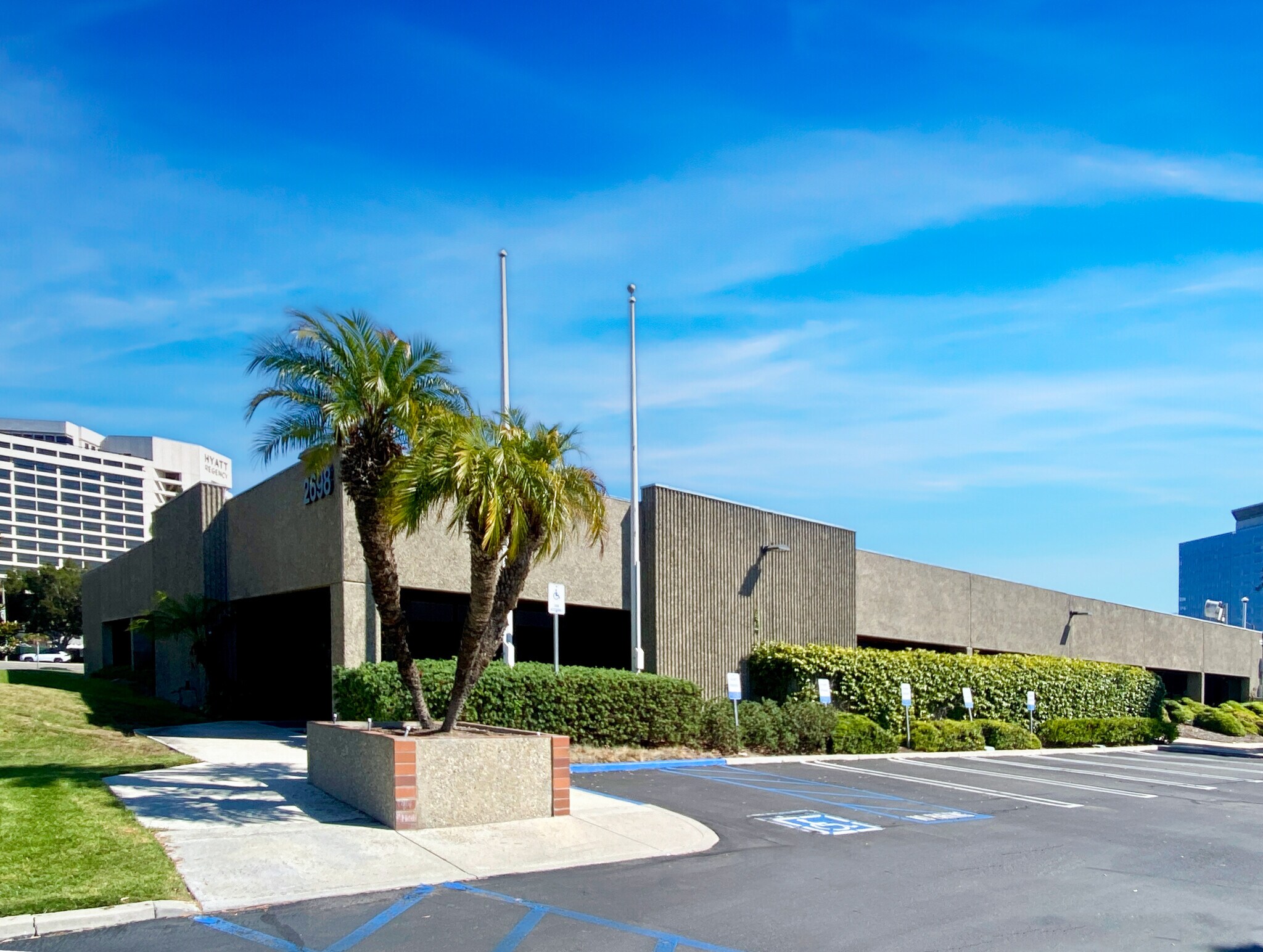 2698 White Rd, Irvine, CA à louer Photo du bâtiment- Image 1 de 4
