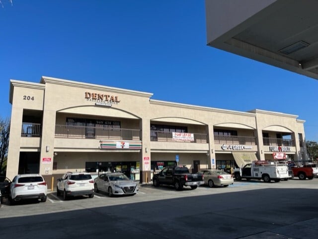 204 E 17th St, Costa Mesa, CA for lease - Building Photo - Image 3 of 4