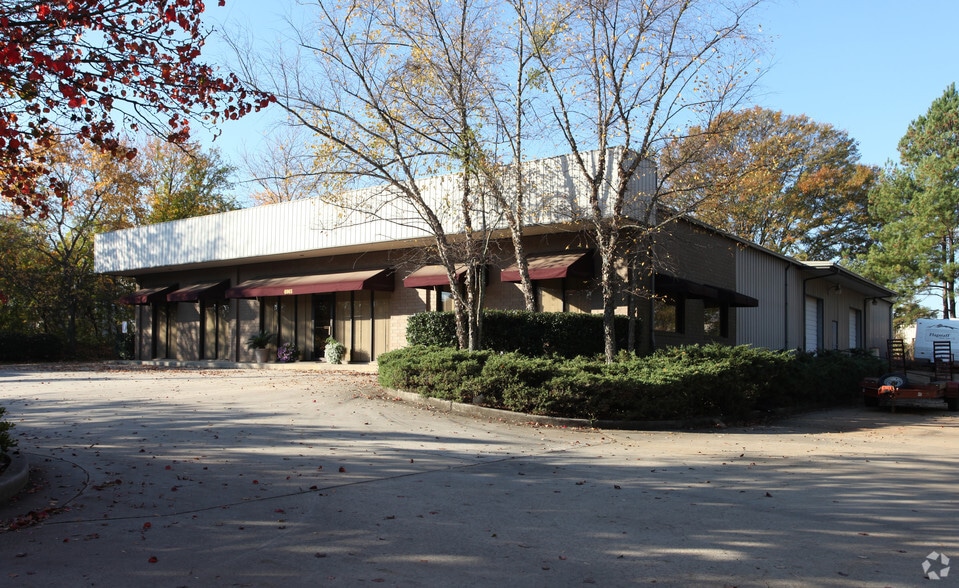 6965 Commercial Dr, Morrow, GA for sale - Building Photo - Image 3 of 4