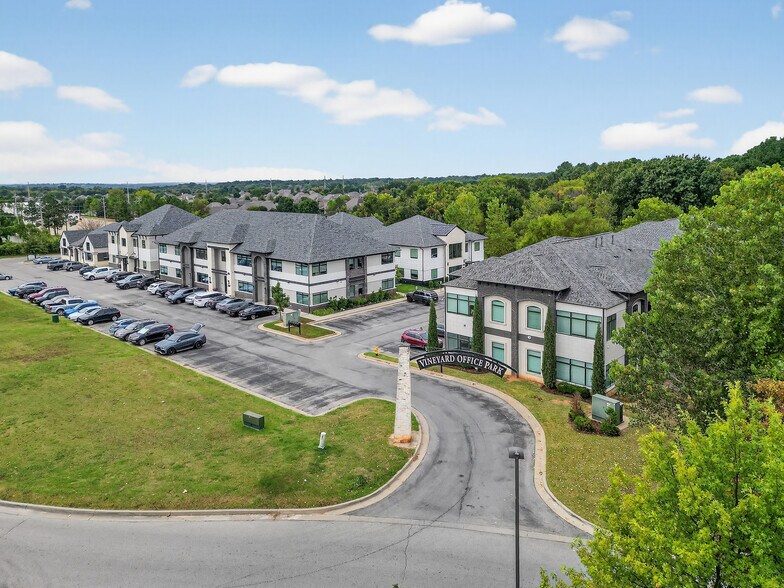 7806 E 108th St S, Tulsa, OK à louer - Photo du bâtiment - Image 3 de 17