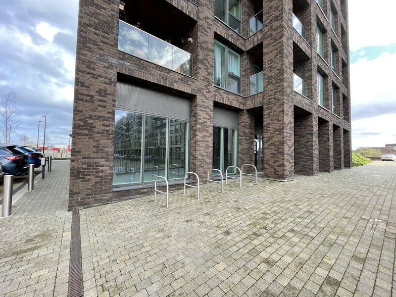 27 Shackleton Way, Londres à louer - Photo du bâtiment - Image 2 de 7