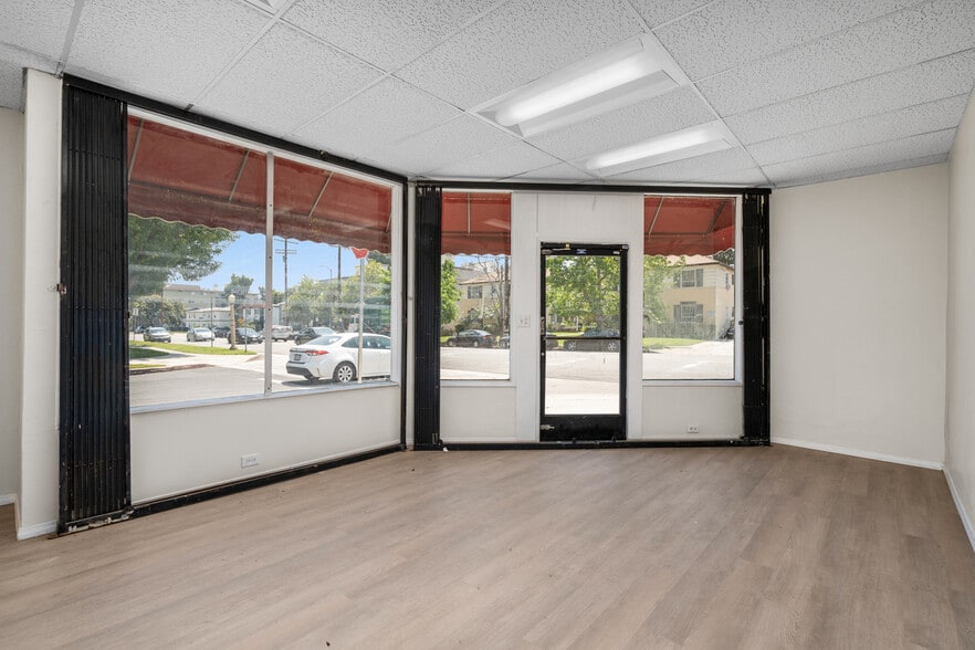 12035 Magnolia Blvd, Valley Village, CA for sale - Interior Photo - Image 3 of 26