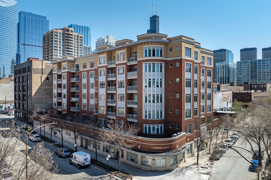 657 W Fulton St, Chicago, IL for lease - Building Photo - Image 2 of 9