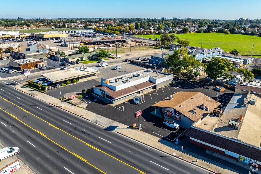 1023 E F St, Oakdale, CA à vendre - Aérien - Image 3 de 11