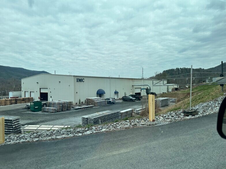 3237 Unicoi Dr, Unicoi, TN à vendre - Photo du bâtiment - Image 2 de 9