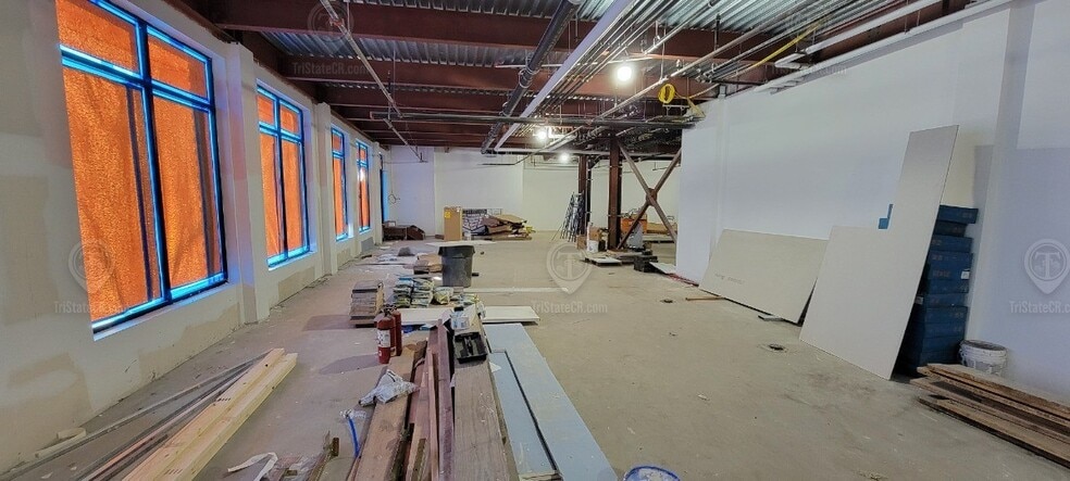 180 Throop Ave, Brooklyn, NY for lease - Interior Photo - Image 2 of 11