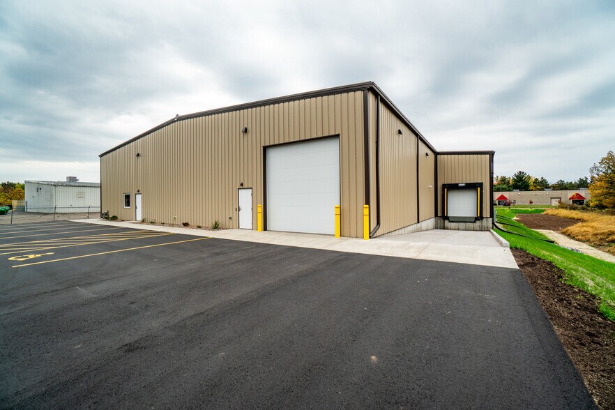 3222 Louis Ave, Eau Claire, WI à louer - Photo du bâtiment - Image 3 de 4