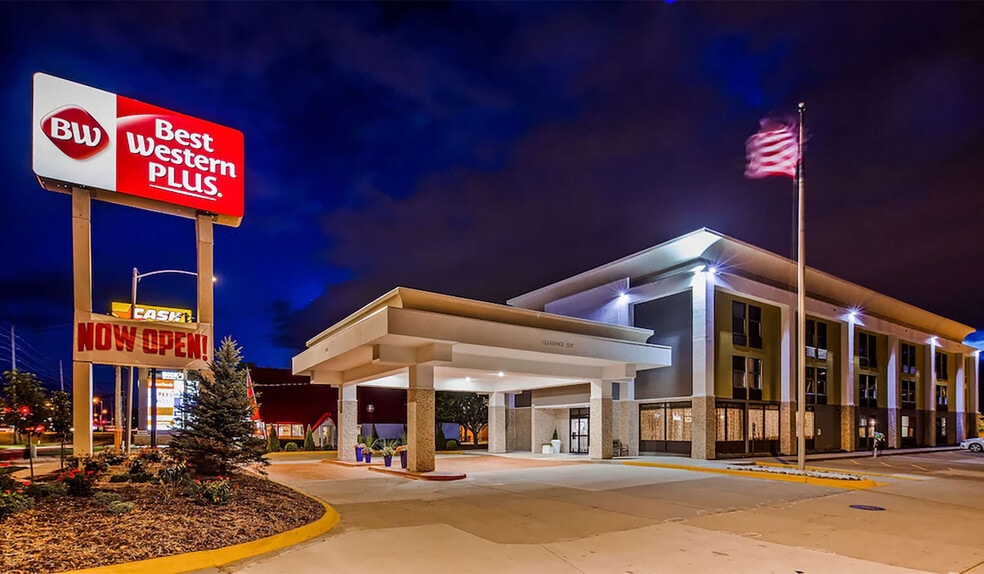 604 1/2 Iaa Dr, Bloomington, IL for sale - Primary Photo - Image 1 of 15