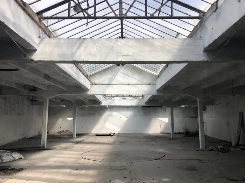 Retail in Tassin-la-Demi-Lune for sale - Building Photo - Image 2 of 4