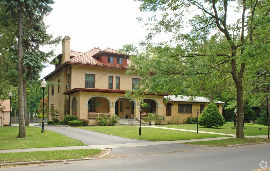 110 Fulton Ave, Poughkeepsie, NY à vendre - Photo du bâtiment - Image 2 de 5