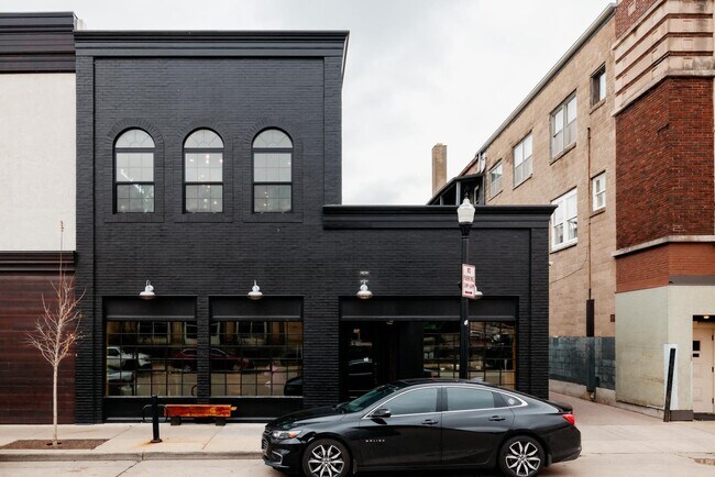 More details for 443 E Grand Ave, Beloit, WI - Retail for Lease