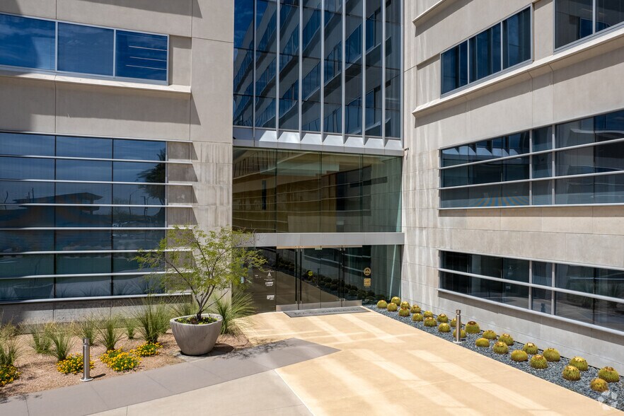 16220 N Scottsdale Rd, Scottsdale, AZ à louer - Photo du bâtiment - Image 3 de 19