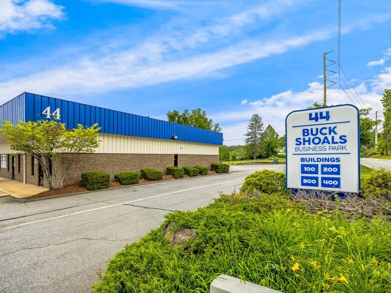 44 Buck Shoals Rd, Arden, NC à louer - Photo du bâtiment - Image 1 de 22