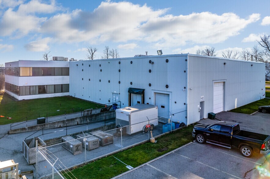 2505 Meadowvale Blvd, Mississauga, ON à louer - Photo du bâtiment - Image 3 de 10