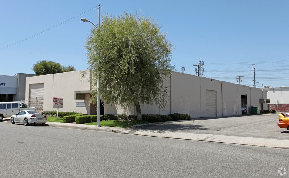 15321-15323 Texaco Ave, Paramount, CA for lease - Building Photo - Image 2 of 17