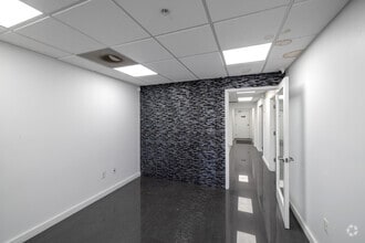 5240-5260 NW 167th St, Hialeah, FL à louer Photo intérieure- Image 1 de 22