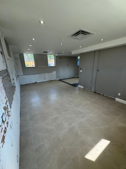 326 Sheppard Ave E, Toronto, ON for lease - Building Photo - Image 3 of 9