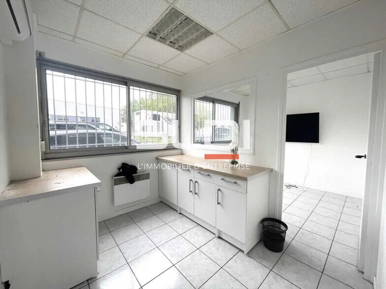 Flex in Chassieu for lease - Interior Photo - Image 3 of 7