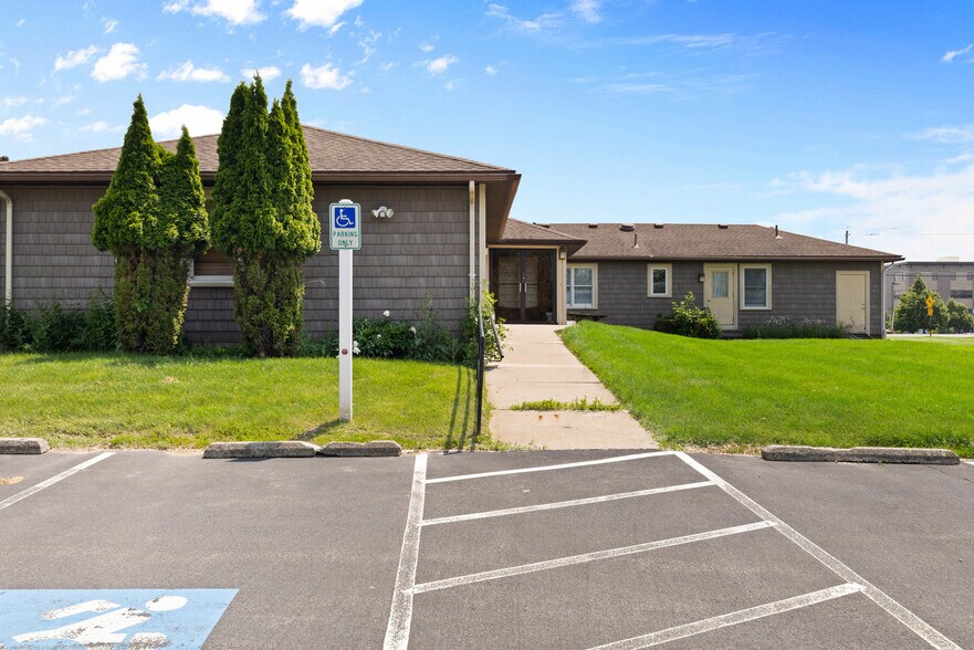 2640 Ridgeway Ave, Rochester, NY à louer - Photo du bâtiment - Image 2 de 47