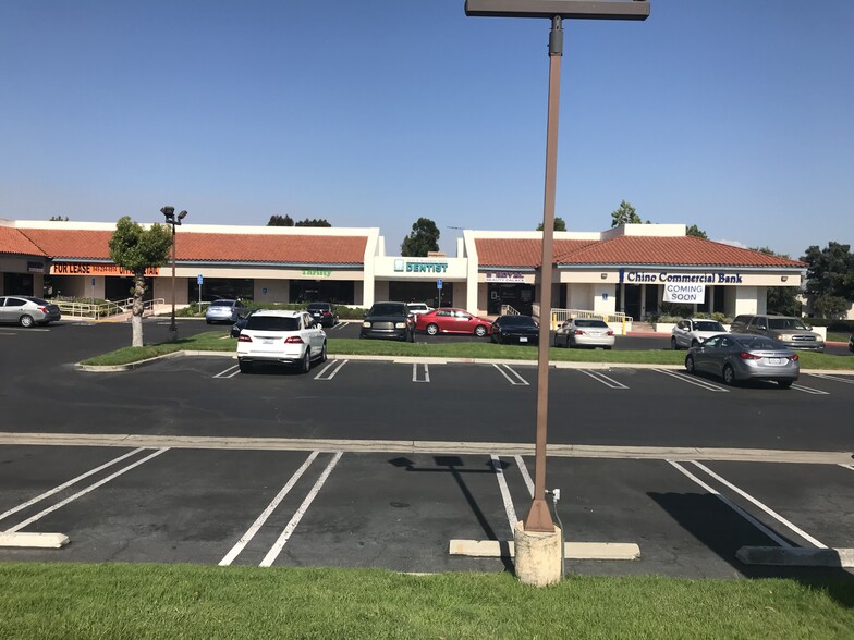 300-324 N Mountain Ave, Upland, CA for lease - Building Photo - Image 2 of 5