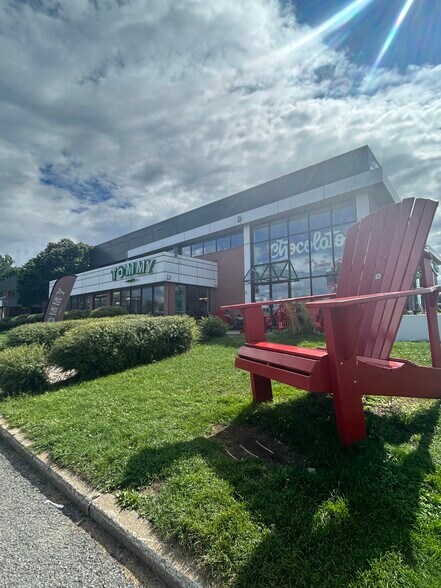 2327 Boul du Versant-Nord, Québec, QC à louer - Photo du bâtiment - Image 3 de 4