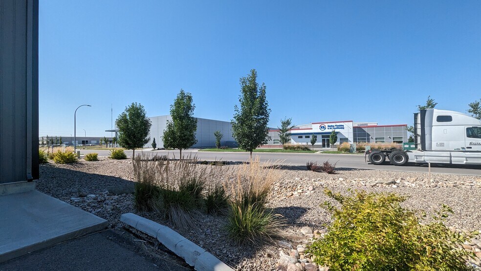 3036 N 36 St, Lethbridge, AB à louer - Photo du bâtiment - Image 3 de 7