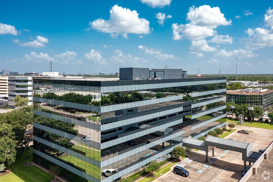1311 Broadfield Blvd, Houston, TX à louer - Photo du bâtiment - Image 2 de 5