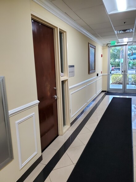 6499 NW Powerline Rd, Fort Lauderdale, FL for lease - Interior Photo - Image 3 of 15